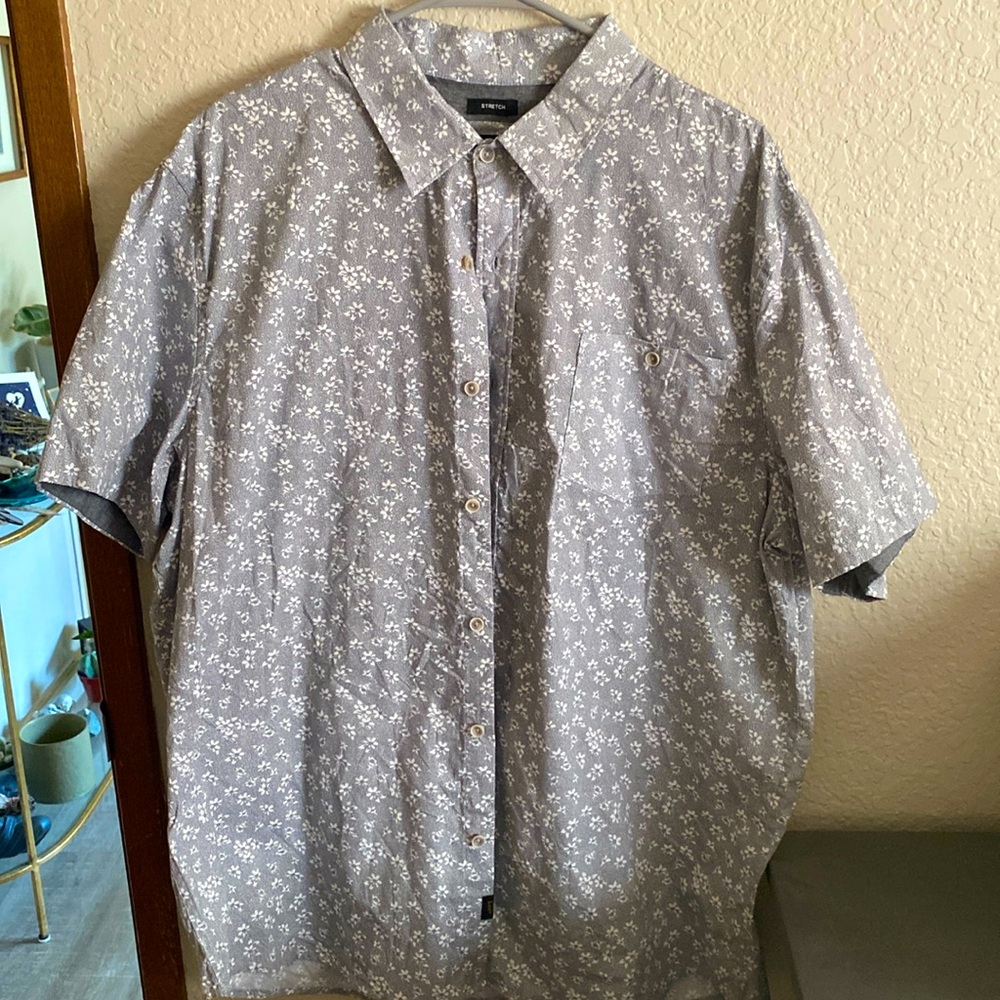 Lee grey button-down short sleeve w/ floral print